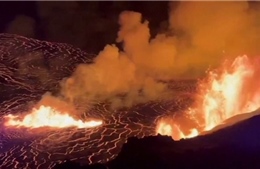 Núi lửa Kilauea trên đảo Hawaii phun trào: Dung nham và khí độc gây nguy hiểm