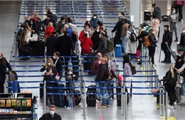 EU xem xét tăng phí nhập cảnh đối với du khách Mỹ và Anh để trả nợ sau đại dịch