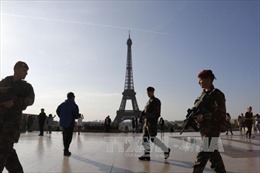 Tháp Eiffel khoác &#39;áo giáp&#39; chống khủng bố
