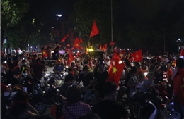 Asiad 2018: Olympic Việt Nam vào tứ kết, Bờ Hồ biến thành rừng cờ đỏ