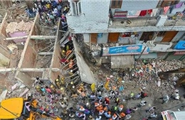 Tòa nhà 3 tầng bất ngờ đổ sập, ít nhất 2 trẻ em thiệt mạng