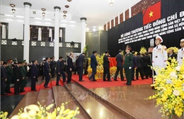 Các đoàn đại biểu trong nước và bạn bè quốc tế tiếp tục vào viếng nguyên Tổng Bí thư Đỗ Mười