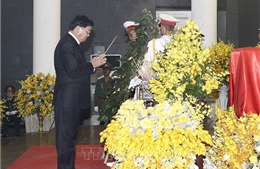Thủ tướng Lào đến viếng nguyên Tổng Bí thư Đỗ Mười tại Hà Nội