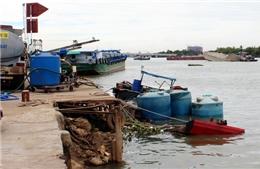 Khẩn trương bơm hút hóa chất trên thuyền chìm dưới sông Đồng Nai 