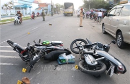 Tai nạn liên hoàn khiến hai vợ chồng đi xe máy tử vong