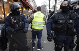 Người biểu tình bắt đầu tuần hành trên Đại lộ Champs-Elysees