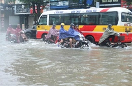 Thành phố Vinh ngập sâu tới nửa mét do mưa lớn kéo dài
