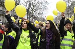 Phụ nữ Pháp tuần hành kêu gọi phe &#39;Áo vàng&#39; biểu tình hòa bình