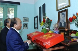 Thủ tướng thắp hương tưởng niệm các đồng chí nguyên lãnh đạo Đảng, Nhà nước
