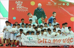 HLV Park Hang-seo &#39;gieo mơ ước&#39; bóng đá cho trẻ em An Giang