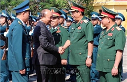 Thủ tướng Nguyễn Xuân Phúc kiểm tra sẵn sàng chiến đấu tại Sư đoàn Không quân 372