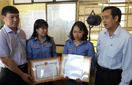 Chủ tịch UBND tỉnh Đồng Nai khen thưởng đột xuất hai nữ nhân viên gác chắn