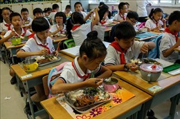 Trung Quốc bắt buộc nhân viên quản lý trường học phải ăn cùng học sinh tại trường