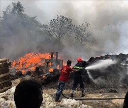 Cháy lớn tại xưởng giặt, sấy bao bì ở Thanh Hóa