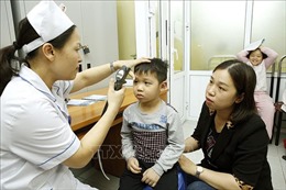 Chuyên gia y tế hướng dẫn cách phòng bệnh về mắt trong mùa hè
