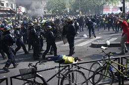 Biểu tình biến thành bạo động, trên 100 &#39;áo vàng&#39; bị bắt tại Paris