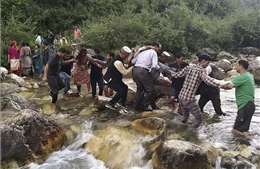 Xe buýt rơi xuống hẻm núi Ấn Độ khiến 44 người thiệt mạng
