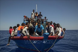 Tàu cứu hộ người di cư bị mắc kẹt ngoài khơi bờ biển Tunisia