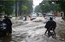 Mưa lớn gây ngập cục bộ tại Hà Nội