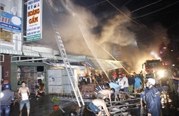Chợ đầu mối ở thành phố Cà Mau cháy lớn trong đêm