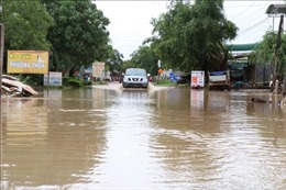 Nước xiết cuốn trôi xe ô tô cùng 2 người giữa thành phố Buôn Ma Thuột