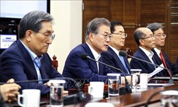 Tổng thống Hàn Quốc họp khẩn nội các sau khi bị Nhật Bản gạt khỏi &#39;Danh sách Trắng&#39;