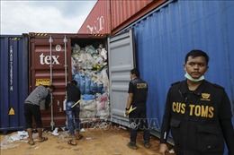 Indonesia gửi trả hàng trăm container rác thải nhập khẩu
