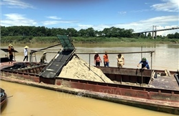 Bắt giữ 6 thuyền khai thác cát trái phép trên sông Lam