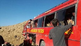 Xe buýt rơi xuống vực do đâm phải tảng đá, ít nhất 26 người thiệt mạng