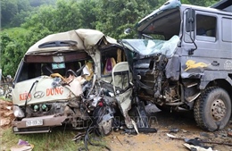 Xe tải va chạm xe khách tại Phú Thọ, ít nhất 6 người bị thương nặng phải nhập viện