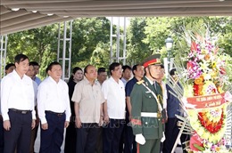 Thủ tướng Nguyễn Xuân Phúc dâng hương tưởng nhớ các Anh hùng Liệt sỹ tại Quảng Trị