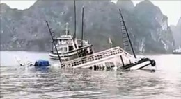 Va chạm với sà lan, tàu du lịch bị chìm trên vịnh Hạ Long