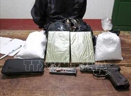 Bắt đối tượng mang súng K59 vận chuyển 2 bánh heroin và 3,5 kg thuốc phiện