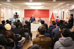 Thủ tướng Nguyễn Xuân Phúc đến thăm Đại sứ quán Việt Nam tại Hàn Quốc