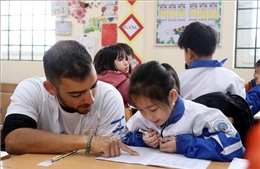 Tình nguyện viên Israel dạy học cho trẻ vùng cao Lào Cai 