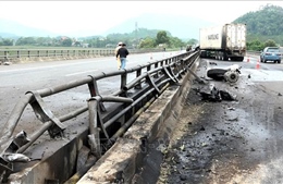 Xe đầu kéo va vào dải phân cách gây cháy lớn trên cao tốc Nội Bài - Lào Cai