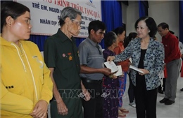 Trưởng ban Dân vận Trung ương trao quà Tết tại Lâm Đồng