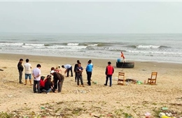 Khẩn trương tìm kiếm 2 học sinh ở Hà Tĩnh bị sóng biển cuốn trôi