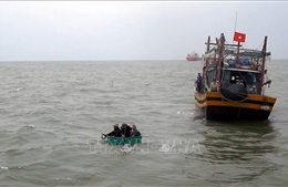Cứu nạn thành công 6 ngư dân Quảng Bình bị chìm tàu