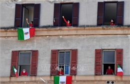 Người Italy đồng thanh hát &#39;Bella Ciao&#39; kỷ niệm Ngày giải phóng khỏi chế độ phát xít