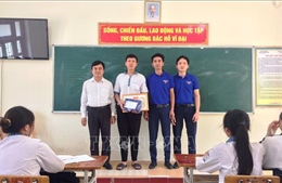 Khen thưởng học sinh lớp 11 ở Quảng Bình dũng cảm cứu hai người bị đuối nước