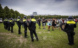 Hà Lan bắt giữ hàng trăm người biểu tình phản đối giãn cách xã hội