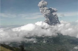 Núi lửa San Cristobal phun trào cột tro bụi bao trùm TP Chinandega, Nicaragua