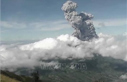 Tro bụi từ núi lửa Sangay bao phủ các thị trấn ở Andean, Ecuador