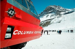 Lật xe buýt chở khách tham quan sông băng tại Canada