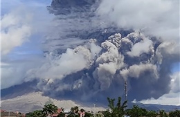 Núi lửa Sinabung ở Indonesia phun trào khói bụi cao 5 km