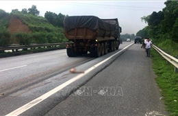 Bị xe đầu kéo đâm tử vong sau khi văng ra khỏi xe bán tải trên cao tốc Nội Bài - Lào Cai