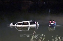 Năm người tử vong trong vụ ô tô va chạm xe máy rồi rơi xuống sông Giăng