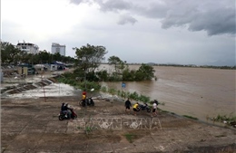 Giải cứu gần 20 công nhân mắc kẹt giữa sông Trà Khúc