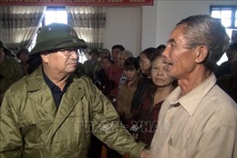 Phó Thủ tướng Trịnh Đình Dũng thăm, động viên người dân vùng lũ Quảng Bình